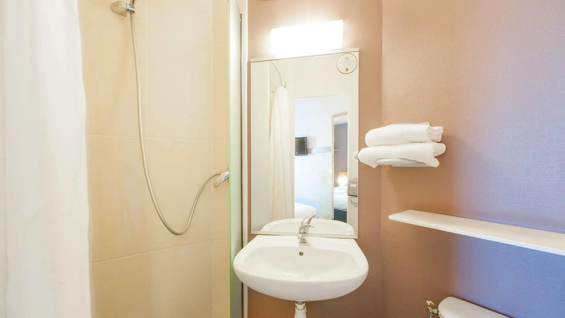 B&B Hotel Annecy アルゴネ 2*,  フランス